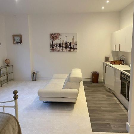 Lovely 1-Bedroom Loft Apartment Above Shop With Free Parking- Long Term Let Available マルドン エクステリア 写真