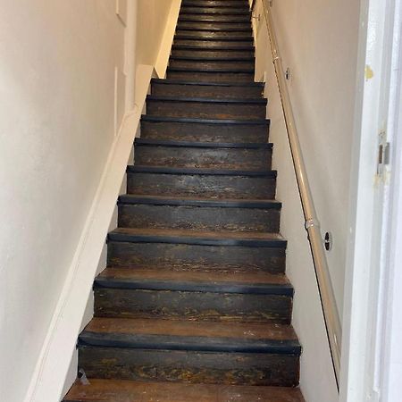 Lovely 1-Bedroom Loft Apartment Above Shop With Free Parking- Long Term Let Available マルドン エクステリア 写真