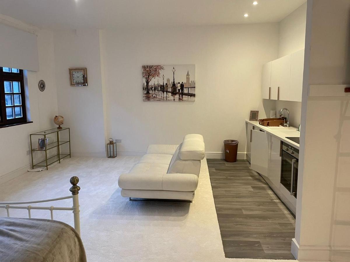 Lovely 1-Bedroom Loft Apartment Above Shop With Free Parking- Long Term Let Available マルドン エクステリア 写真