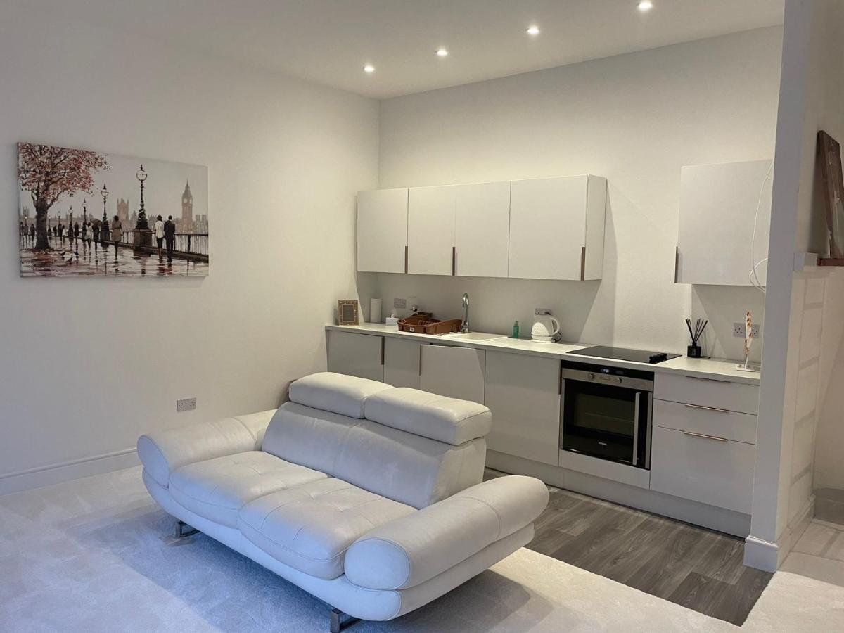 Lovely 1-Bedroom Loft Apartment Above Shop With Free Parking- Long Term Let Available マルドン エクステリア 写真