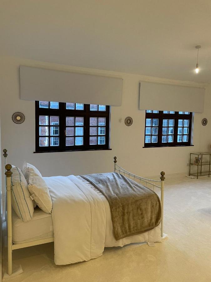 Lovely 1-Bedroom Loft Apartment Above Shop With Free Parking- Long Term Let Available マルドン エクステリア 写真