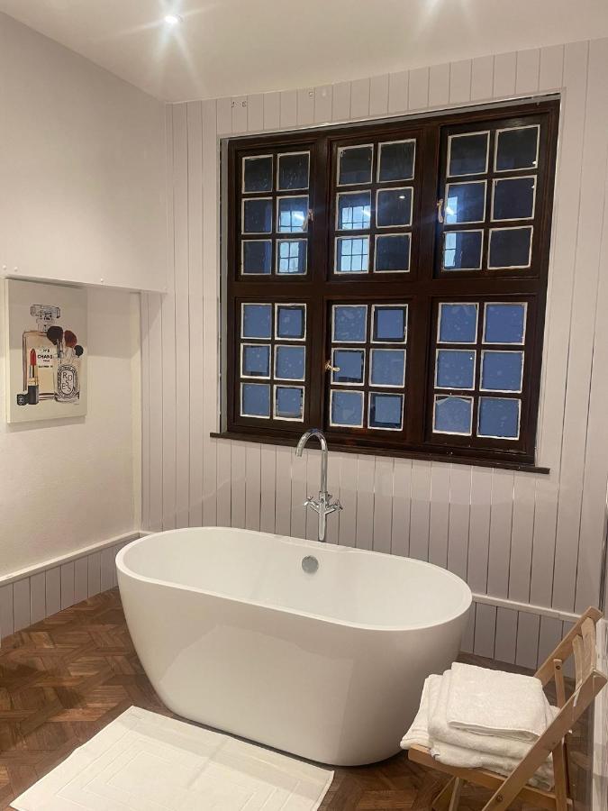 Lovely 1-Bedroom Loft Apartment Above Shop With Free Parking- Long Term Let Available マルドン エクステリア 写真