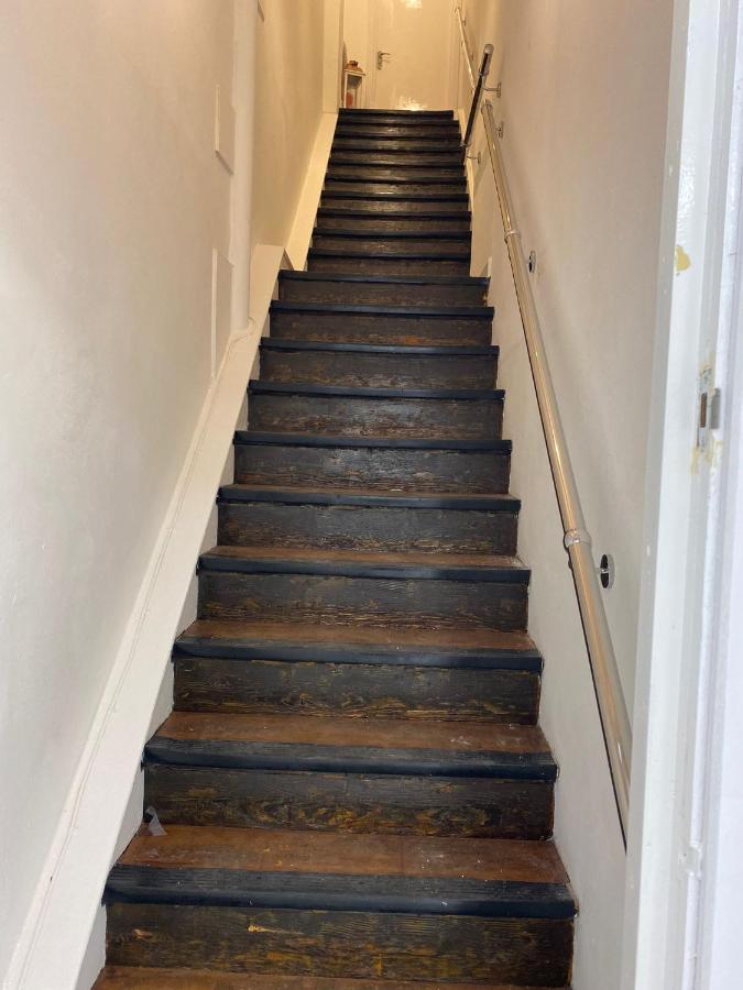 Lovely 1-Bedroom Loft Apartment Above Shop With Free Parking- Long Term Let Available マルドン エクステリア 写真